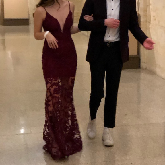 Low Cut Maroon Maxi Lace Prom Dress 🌟 - Picture 1 of 8